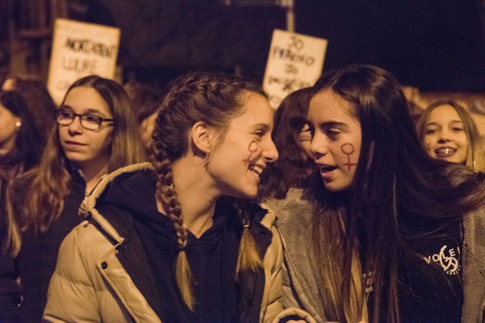 Unes 400 persones es manifesten a Manresa contra la violència masclista