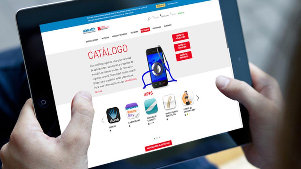 Un usuario consulta el portal Mobile Health Global desde su tableta