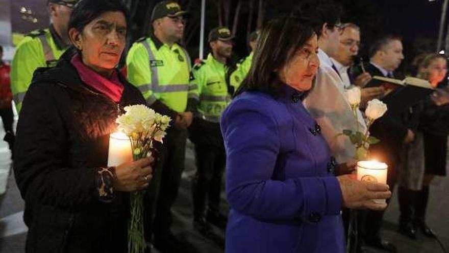 Vigilia en Bogotá por las víctimas del atentado del jueves. // Reuters