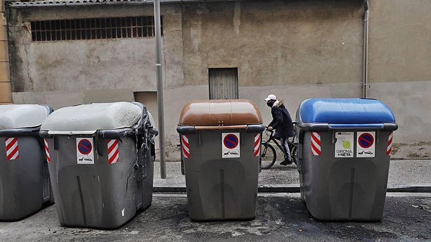 Els contenidors afectats al carrer Maçana de Girona.