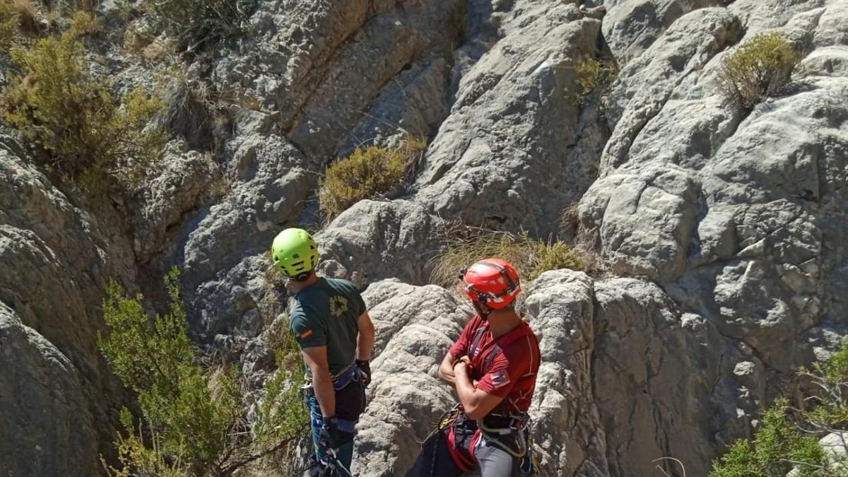 Un guardia civil y un bombero en el lugar donde han rescatado el cuerpo del fallecido.