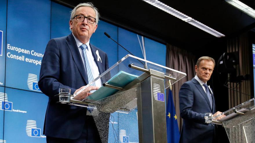 Jean-Claude Juncker y Donald Tusk, este jueves en Bruselas.