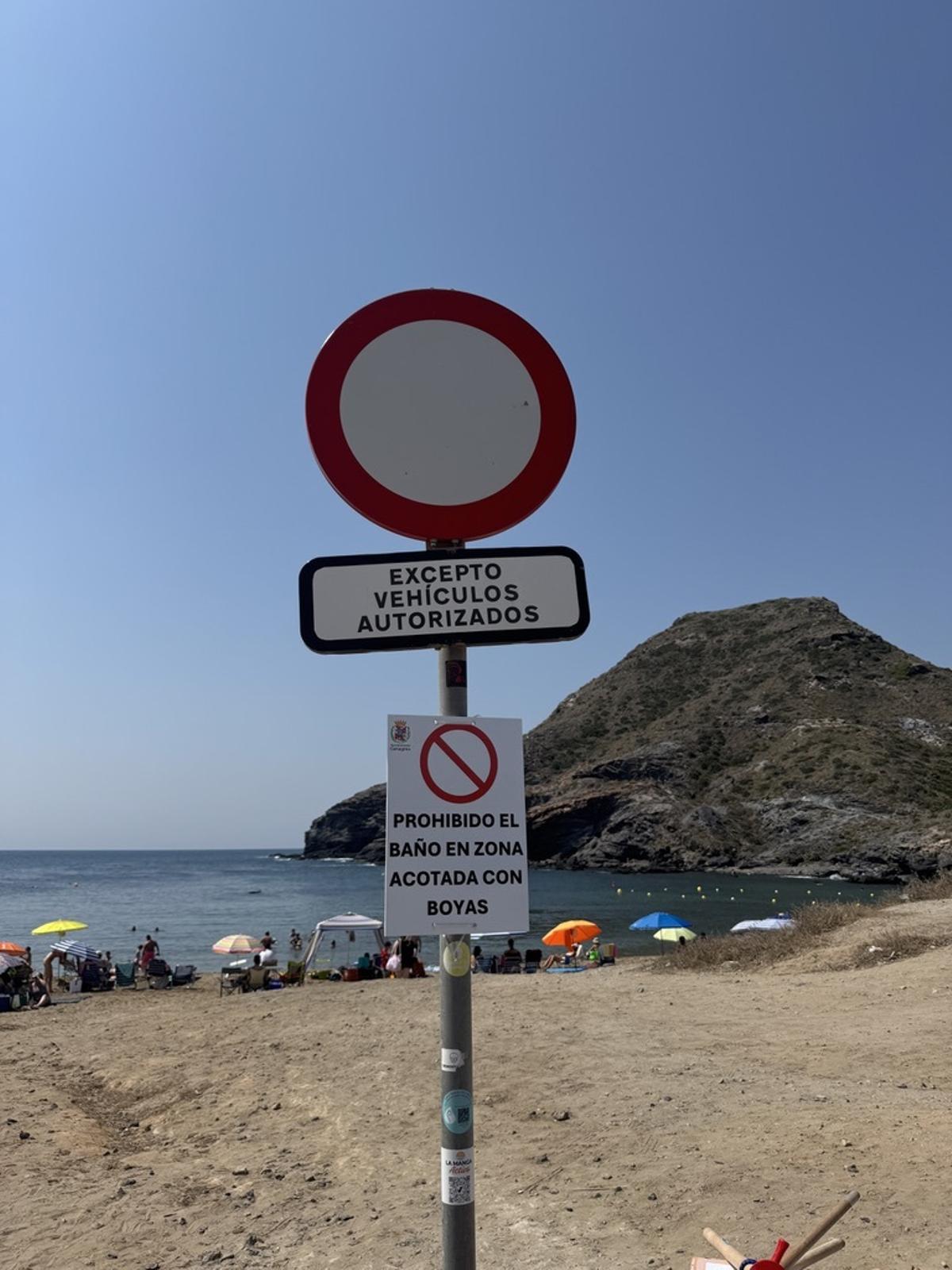 Carteles de prohibido el baño tras la rotura del emisario.