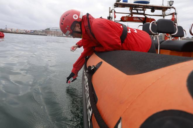 El control de la calidad de las aguas del mar de Gijón, en imágenes