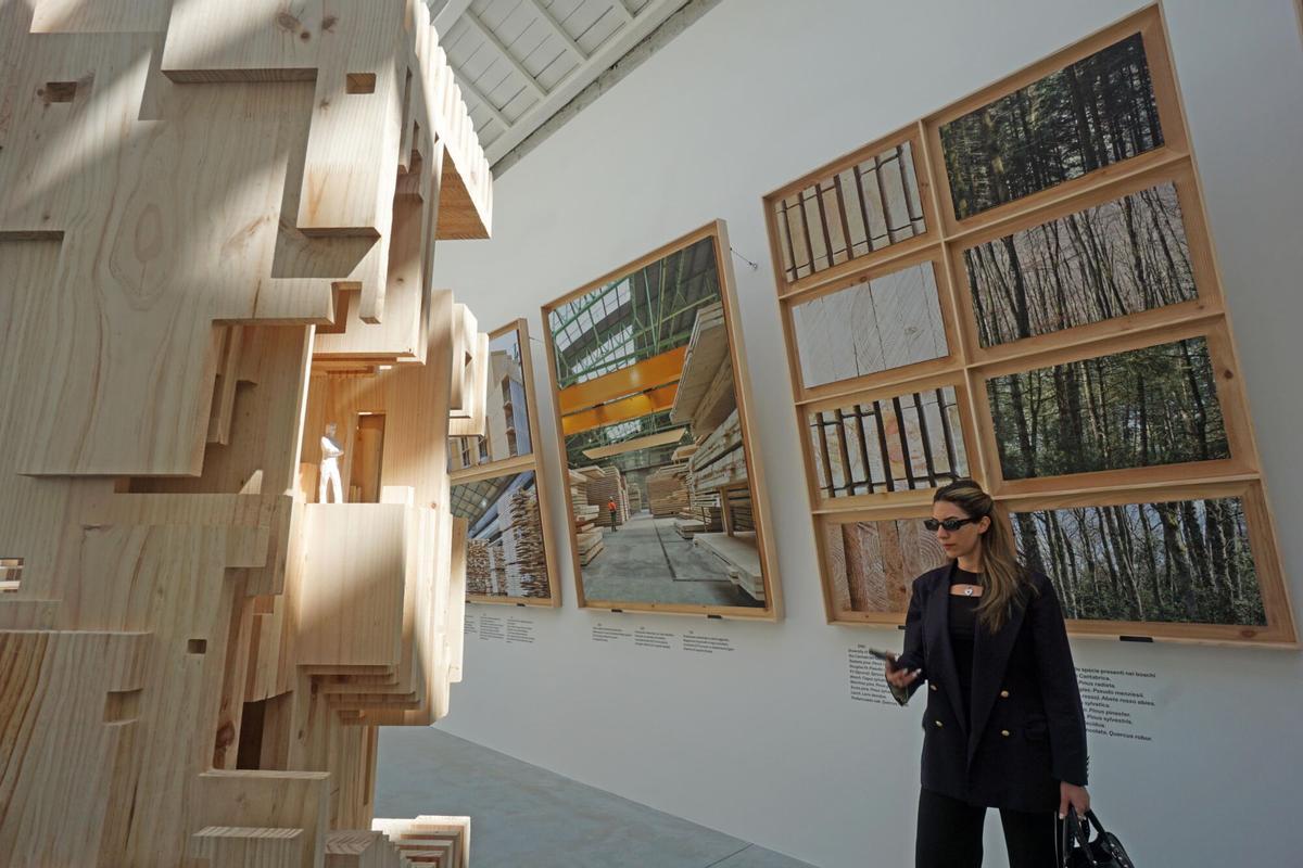 Una persona visita la exposición «Internalities» en el Pabellón Español, en los jardines del barrio veneciano de Castello, durante la presentación para la prensa de la XIX Exposición Internacional de Arquitectura de Venecia, Italia, el 8 de mayo de 2025. La Bienal de Arquitectura de Venecia 2025, titulada «Intelligens. Natural. Artificial. Collective.», abre sus puertas al público del 10 de mayo al 23 de noviembre de 2025.
