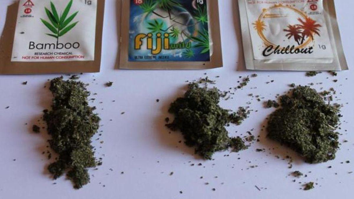 Imagen de tres de las bolsas que se venden con marihuana sintética, sustancia mucho más adictiva que la natural.
