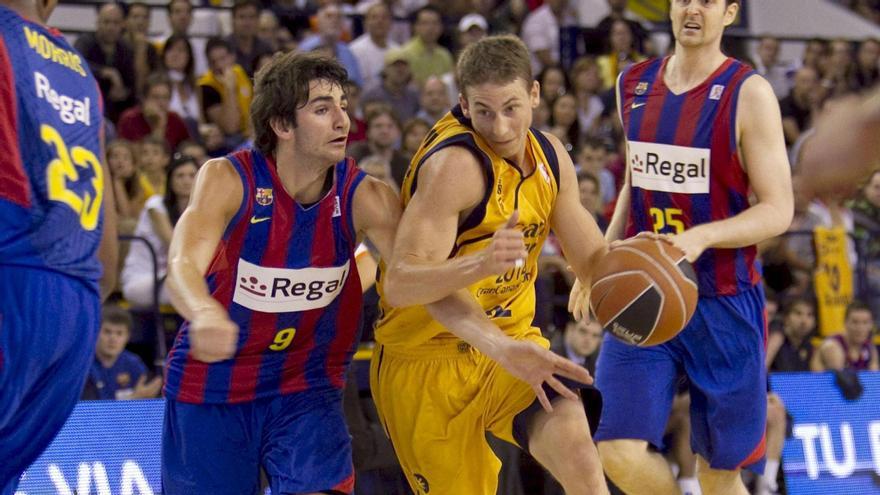 Jaycee Carroll trata de superar la defensa de Ricky Rubio.