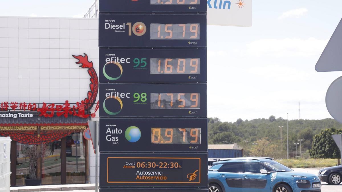 Precios de la gasolina y el diésel en una estación valenciana, ayer.