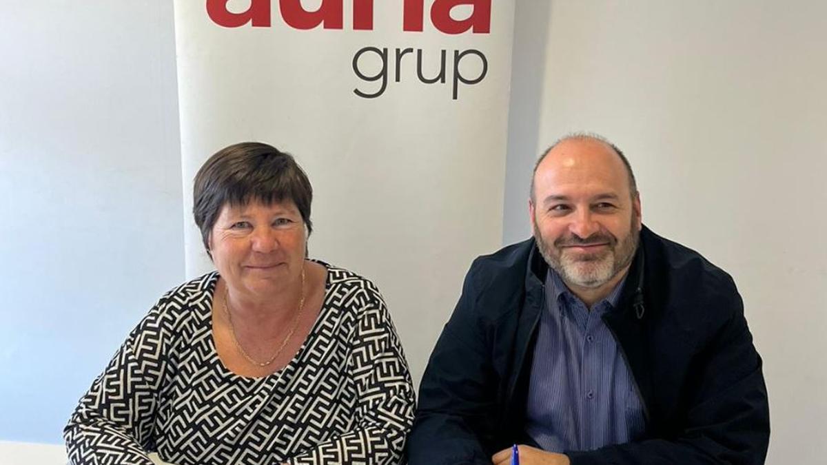 Teresa Maria Jorba i Jordi Ferrer en el moment de la signatura de traspàs