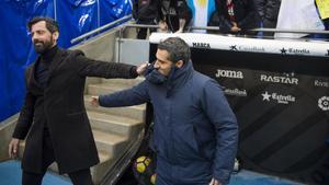 Quique Sánchez Flores y Ernesto Valverde se saludan antes de empezar el derbi.