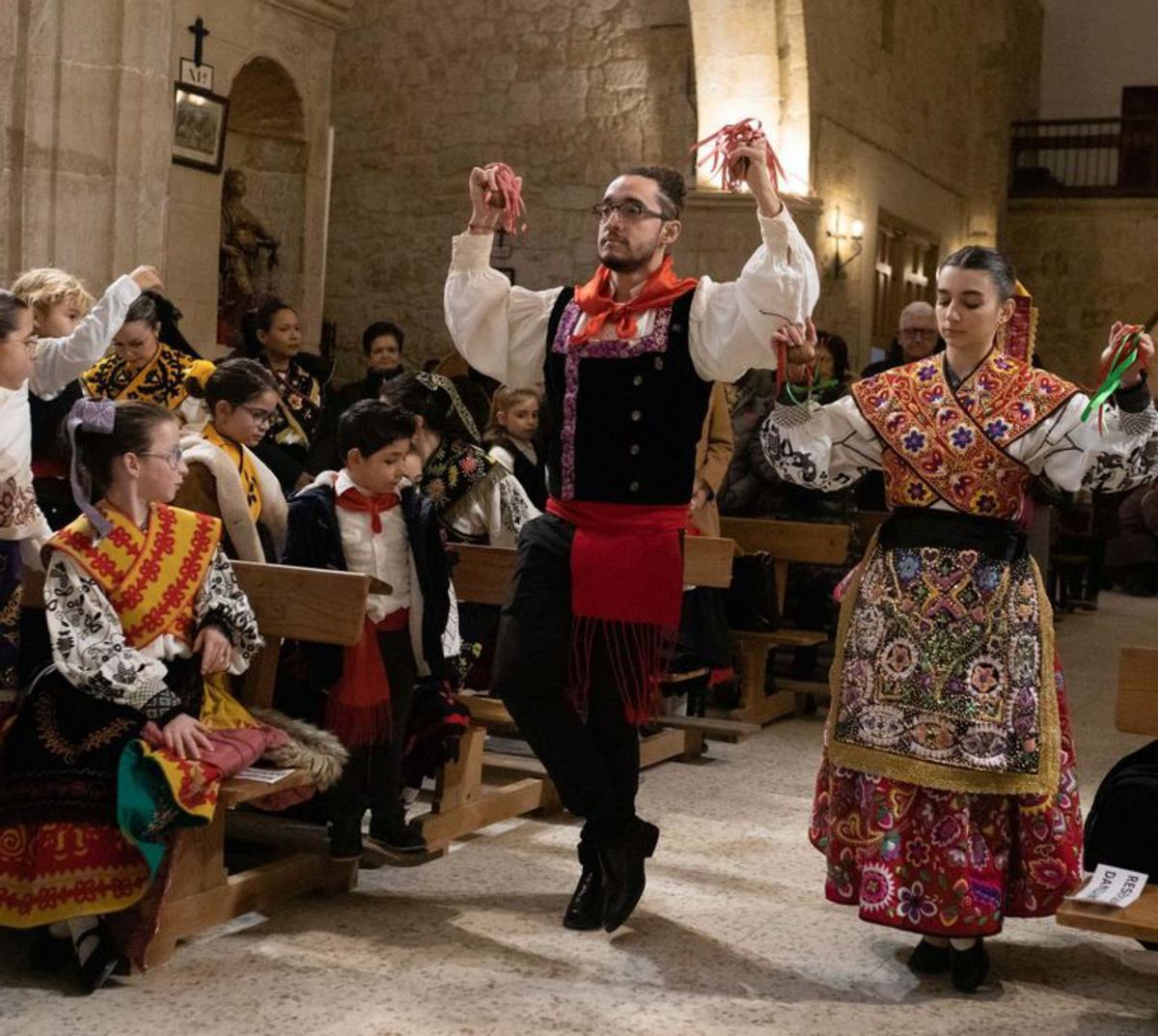 Unos danzantes en la iglesia de la Asunción. | A. B.