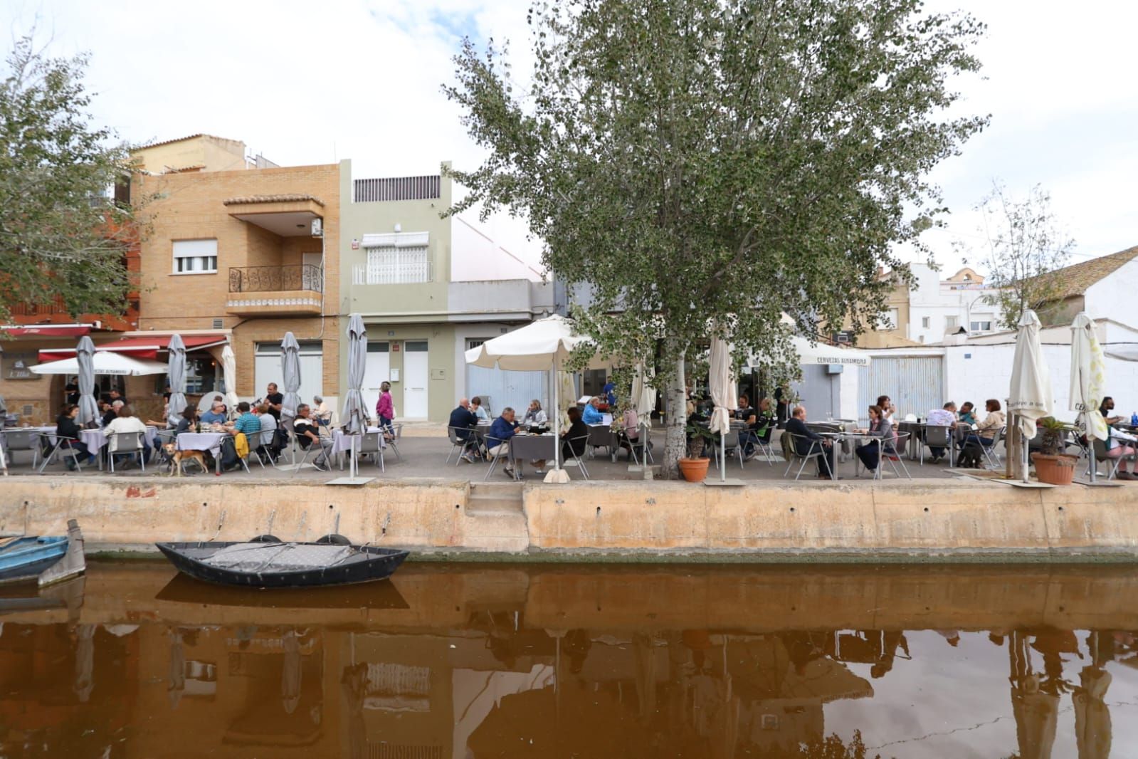 Los restaurantes en el Palmar, a medio gas por el incendio en El Saler