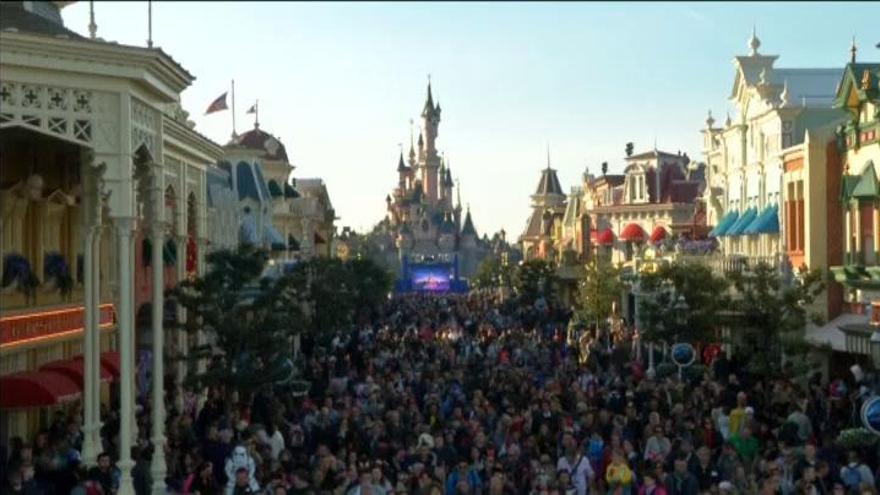 Disneyland París celebra con un gran desfile su 25 aniversario