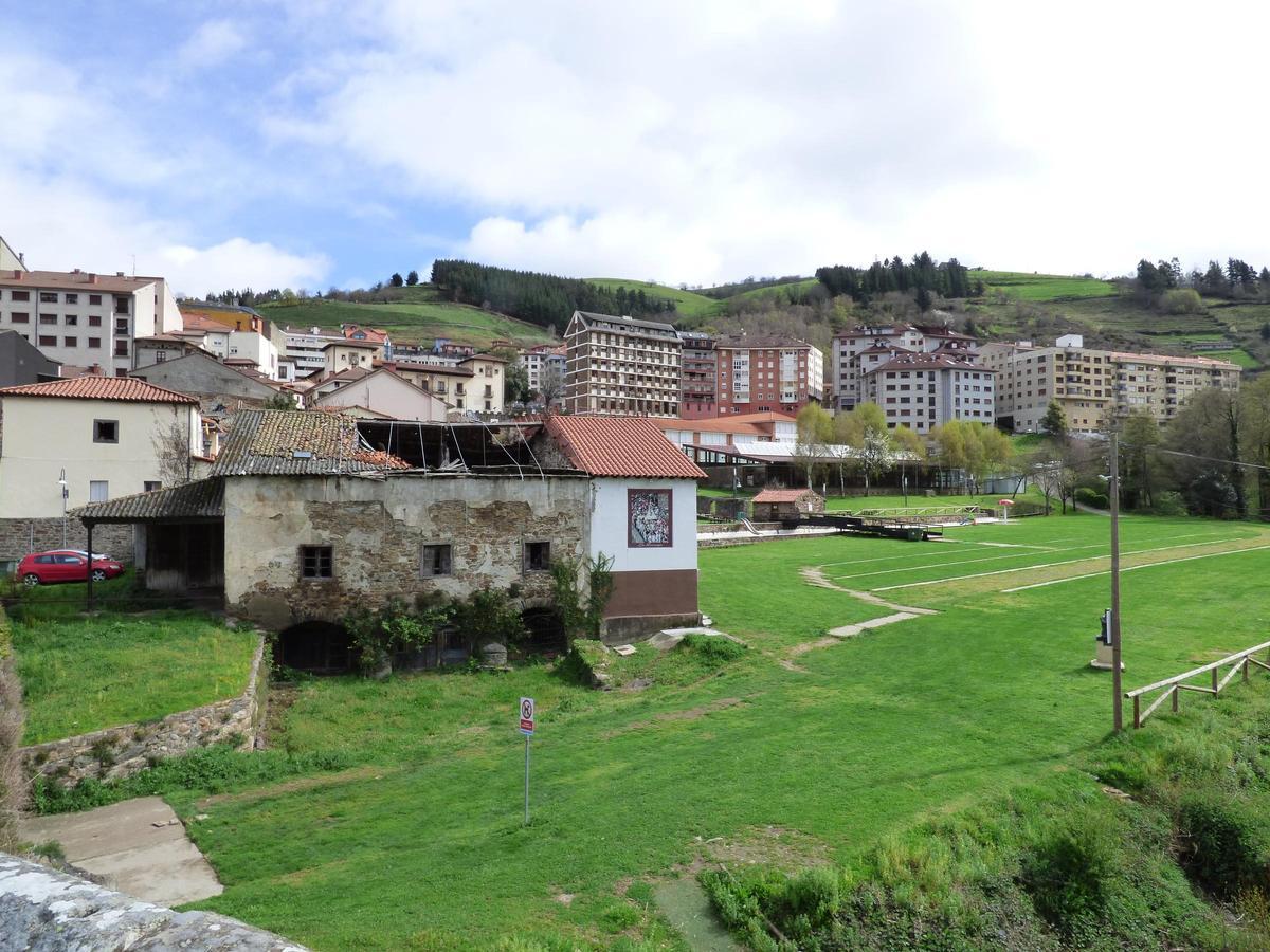 Vista del edificio y el Prao del Molín.