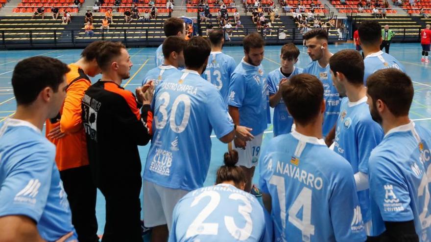 Los jugadores de la UD Ibiza-HC Eivissa en el partido frente al Novás