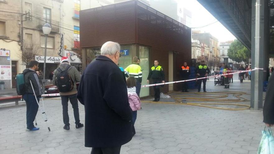 Nombrosos curiosos s&#039;han concentrat a la zona acordonada.