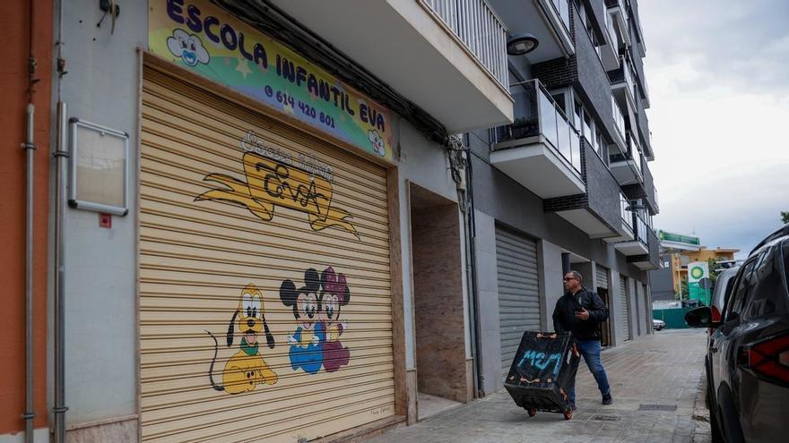 Dos vídeos muestran a la dueña de la guardería de Valencia sujetando a una bebé y obligándola a tragar un trozo de manzana y forzando a un niño a pegar a otro