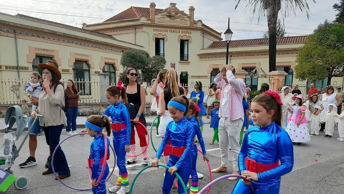 Noreña despide sus fiestas con un aplaudido desfile de carrozas: 'Está muy trabajado'
