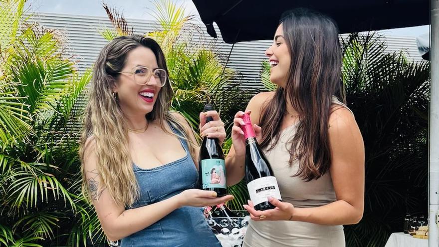 Las dos creadores de Cata & Bebe.