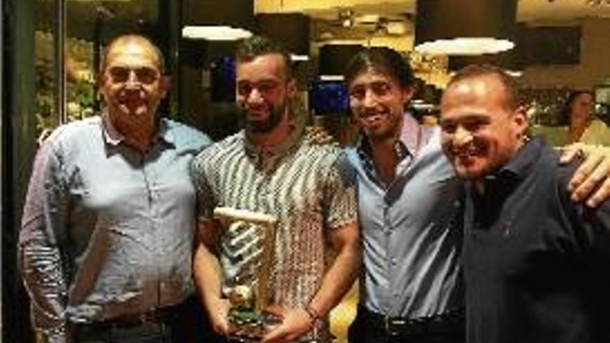 Medina va rebre el trofeu Can Paco com a màxim golejador de l&#039;equip.
