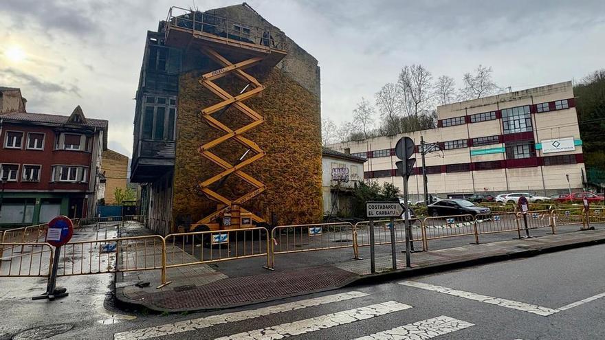 Sama ganará plazas de aparcamiento provisional con el derribo de un edificio en ruinas en el centro urbano