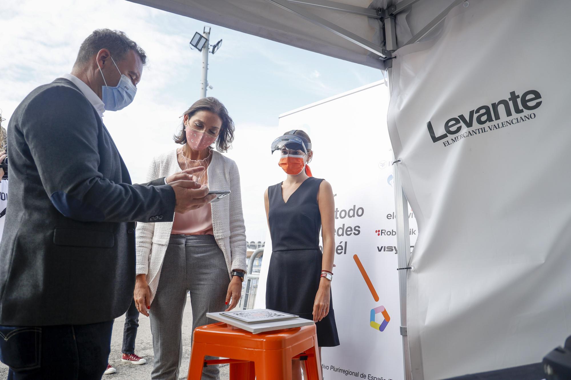 La ministra Reyes Maroto, visita la carpa de Orange y Levante-EMV, para experimentar el proyecto 5G y Turismo