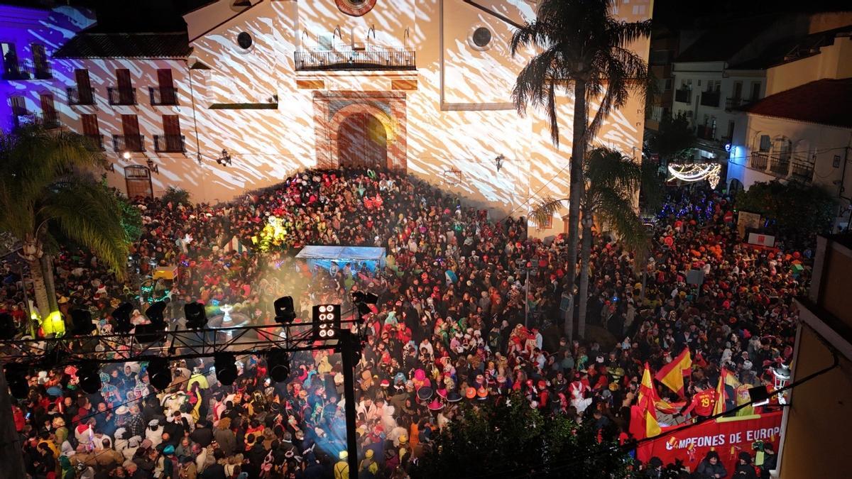 Miles de personas esperan las campanadas disfrazados en la Nochevieja en Coín.