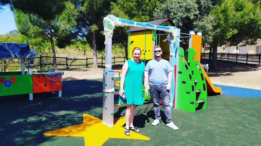 La alcaldesa, Rocío Ibáñez, en el parque infantil remodelado.