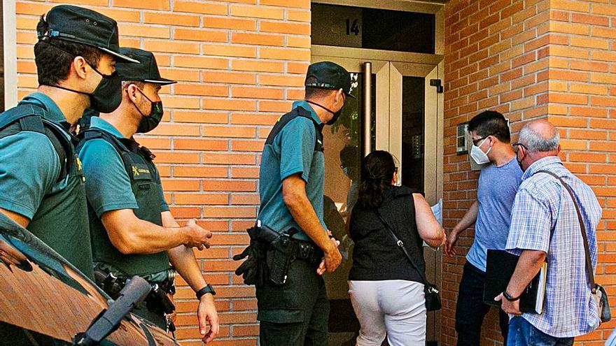 Guardia Civil junto a la comitiva judicial que iba a hacer efectivo el desahucio acompañados de un cerrajero. 