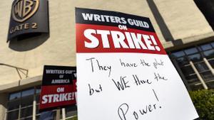 Miembros del Writers Guild of America (WGA) se manifiestan frente a los estudios Warner Bros. en Burbank, California, EE.UU., en una fotografía de archivo. EFE/EPA/Etienne Laurent