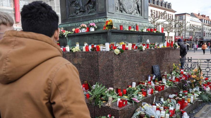 Flores y velas en un monumento improvisado por los ataques terroristas racistas en Hanau.