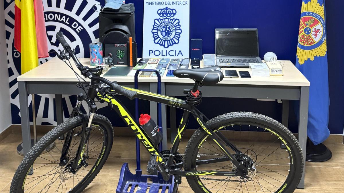 Móviles, tablets, altavoces y hasta una bicicleta son algunos de los objetos robados por el ladrón de comercios en Lorca