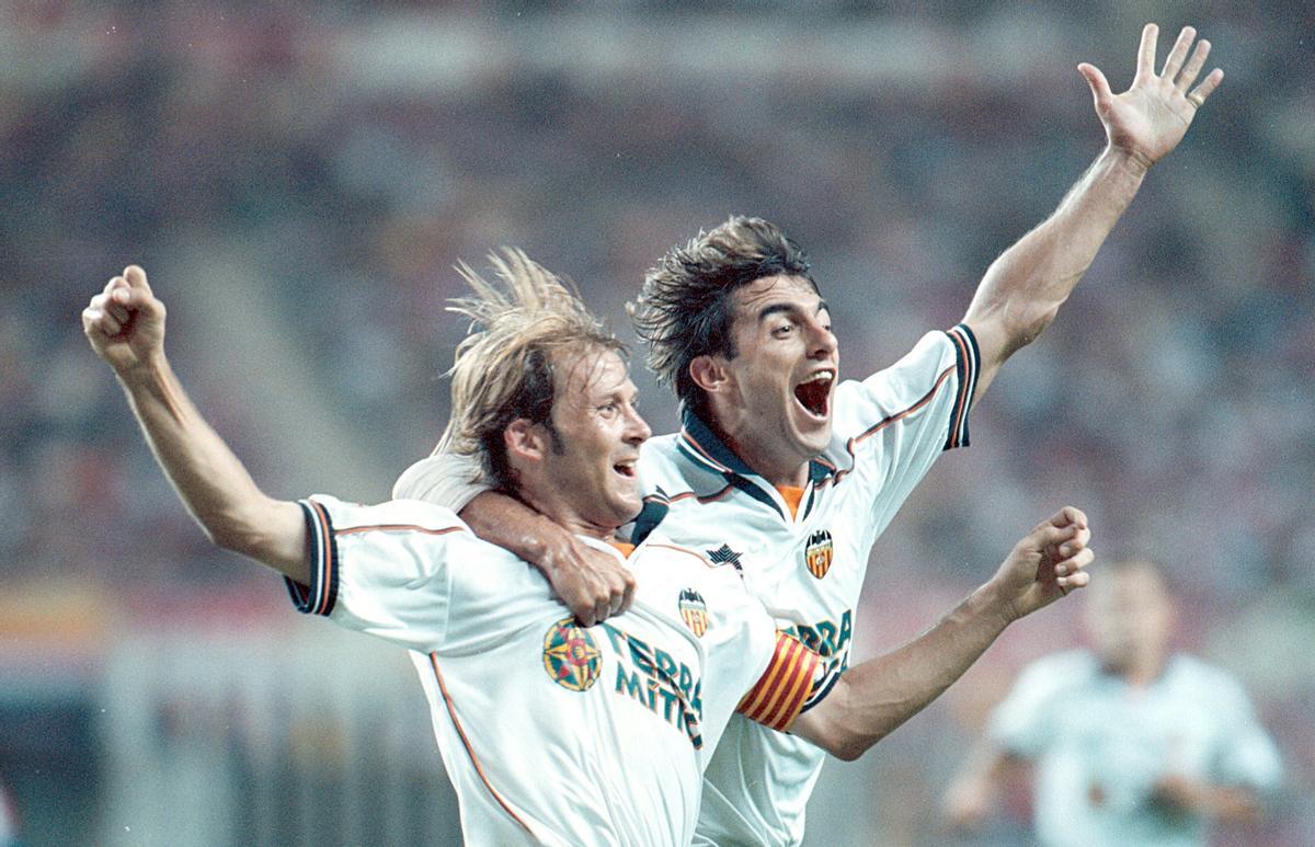 Gaizka Mendieta y el Piojo López celebran uno de los tres goles.