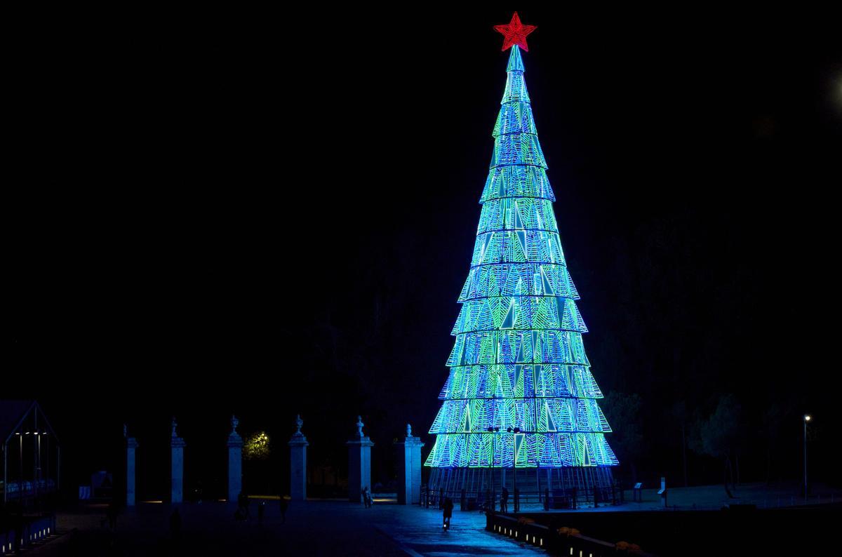 6ª parada de luces de Navidad: el abeto de Devota &amp; Lomba en el Puente del Rey en Madrid d