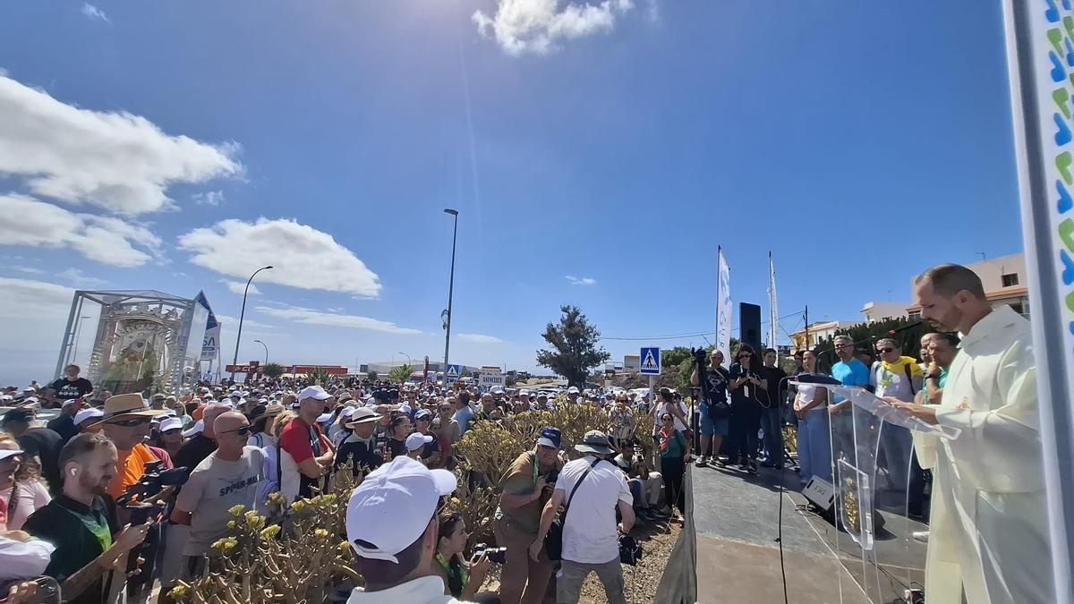 El sacerdote Alberto Hernández recibe a la Virgen de Candelaria.