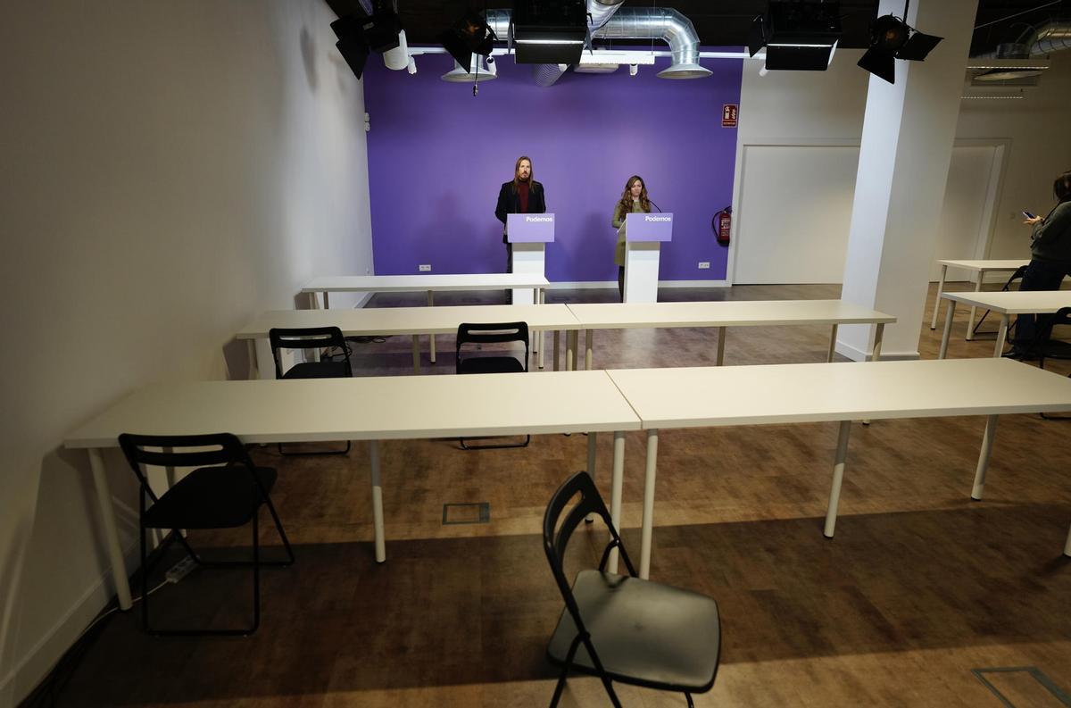 Los portavoces Pablo Fernández y María Teresa Pérez, este lunes en rueda de prensa de Podemos, convocada a la misma hora que la de Sumar.