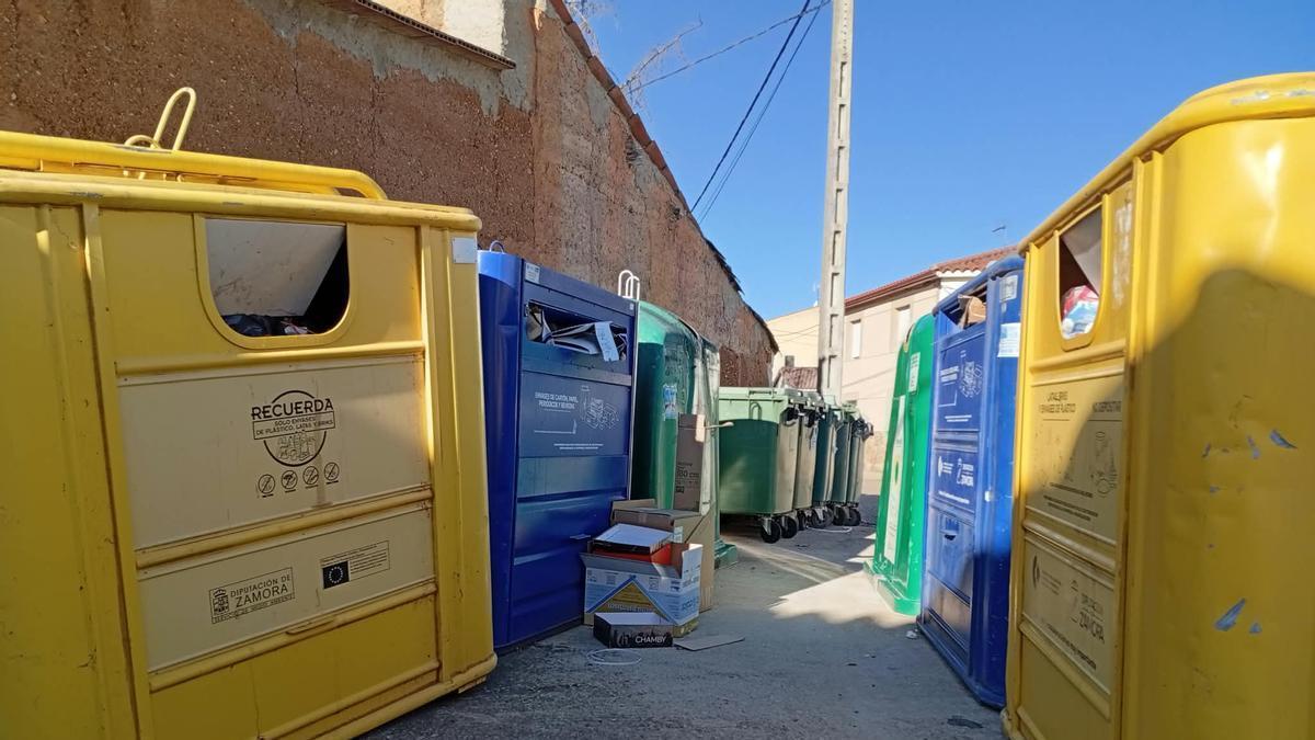 Contenedores de reciclaje de envases, papel y cartón abarrotados en la localidad de Litos.