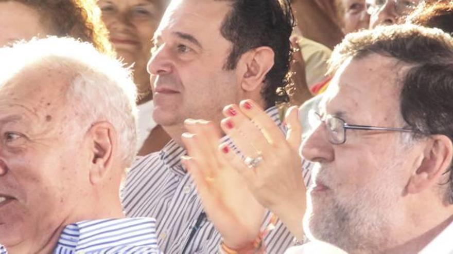 Margallo estrena «su campaña» en presencia de Gerardo Camps