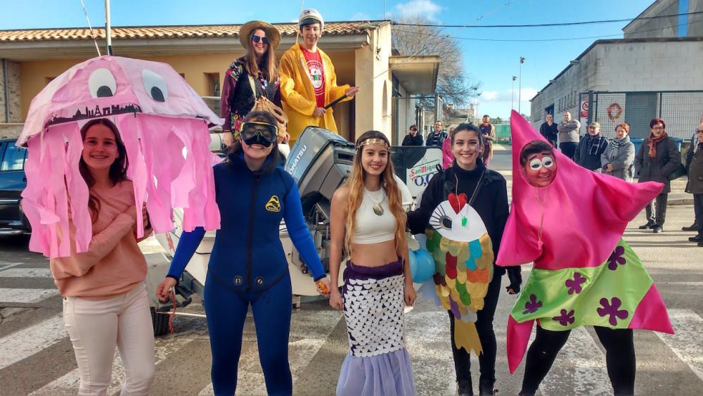 Sencelles anticipa el Carnaval con un colorista desfile de carrozas