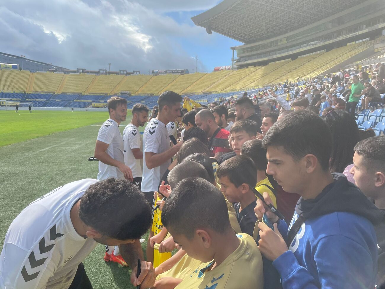Los aficionados presencian el entrenamiento de la UD Las Palmas
