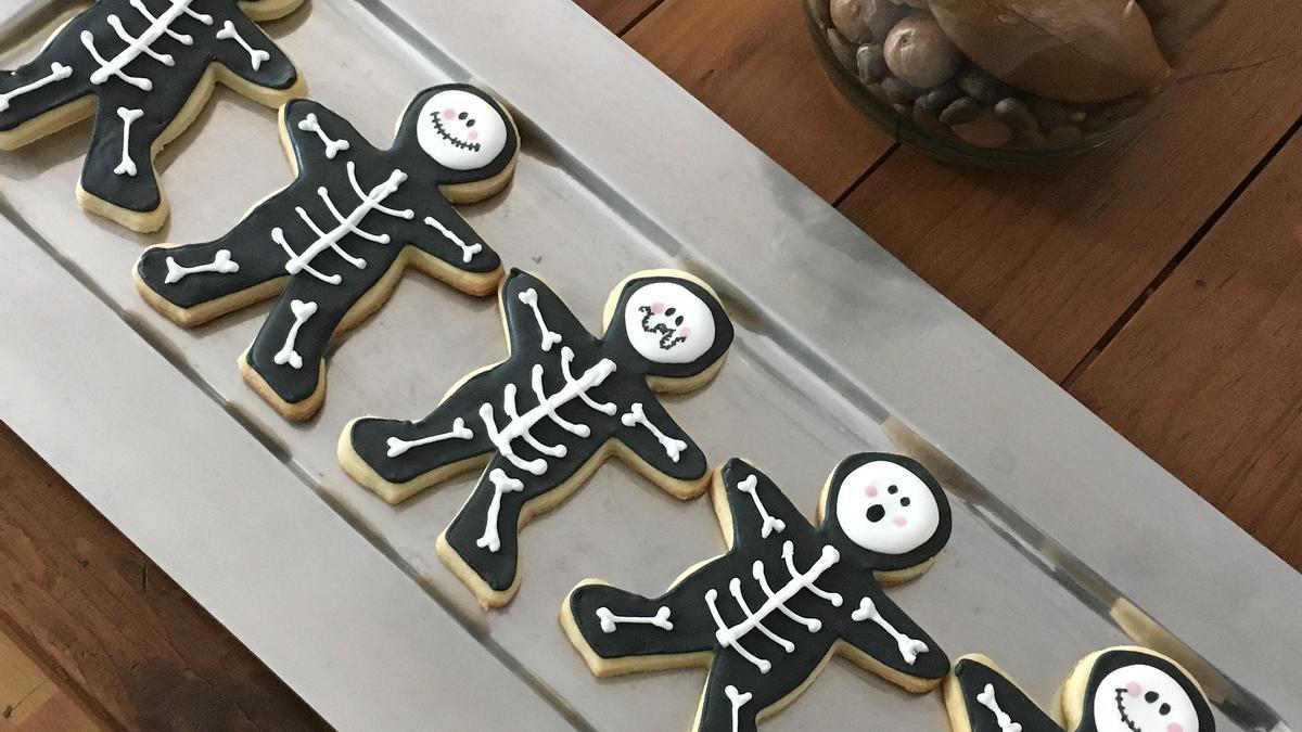 Las galletas de esqueleto para Halloween.