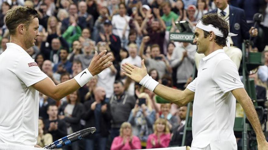 Federer y Willis se saludan al final del partido.