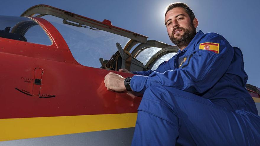 El capitán Rafael Marín, junto a una de las aeronaves de la patrulla Águila.