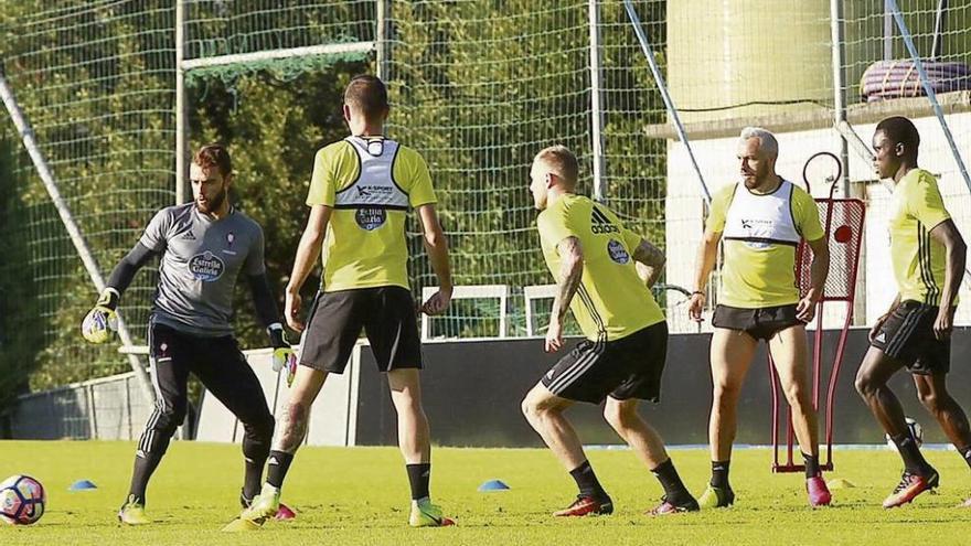 Sergio, Iago Aspas, John Guidetti, Marcelo Díaz, y Pione Sisto, ayer en en Madroa . // José Lores