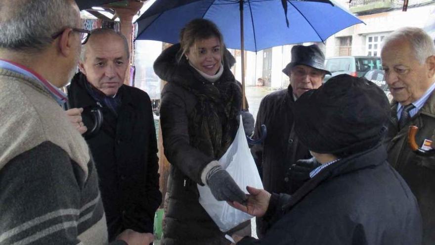 Candidatos del PP y alcaldes ayer en el mercado de El Puente.