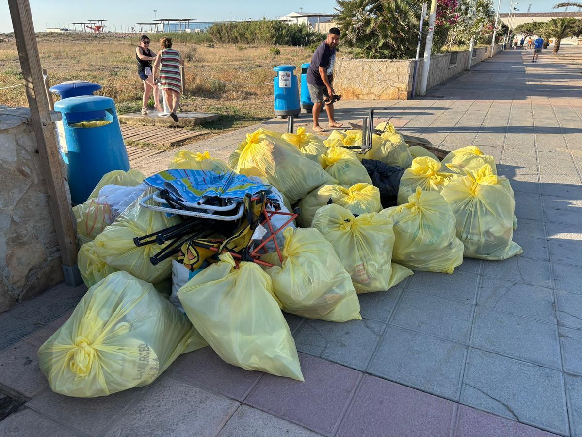 Así ha amanecido el paseo marítimo del Port de Sagunt tras San Juan