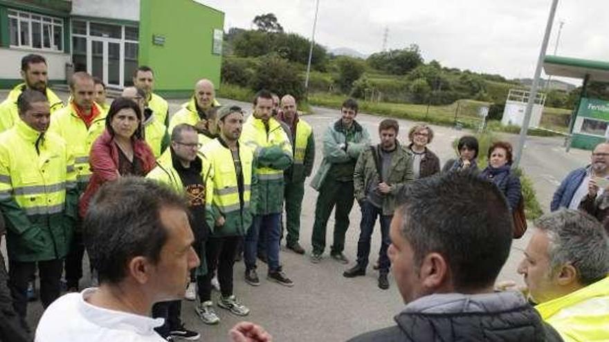 Ovidio Zapico, a la izquierda, en primer término, durante su visita de ayer a la factoría de Fertiberia.