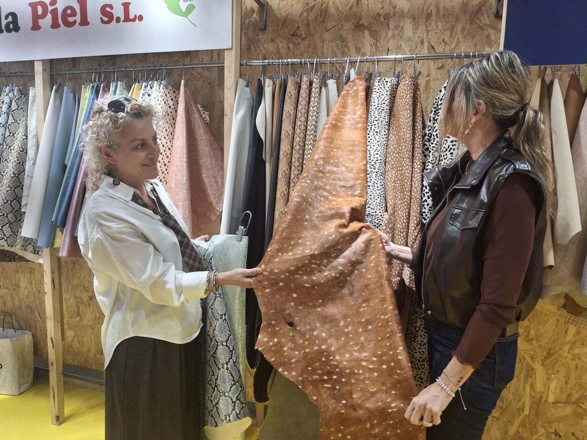 Cristina Doñate, de Idella Piel, muestra una de las pieles que son tendencia en Futurmoda.