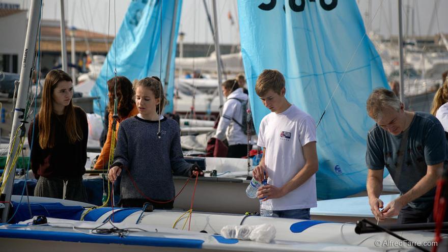 Els participants en la Christmas Race preparaven ahir les embarcacions · Alfred Farré