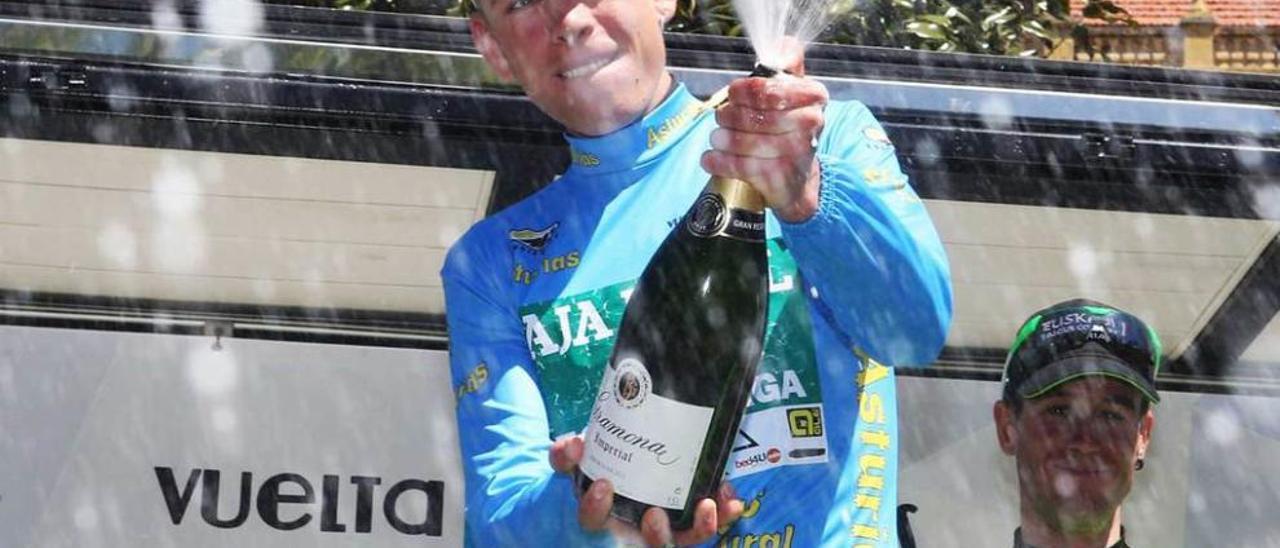 Kasper Schmeichel coloca una corona a Claudio Ranieri en la celebración del título del Leicester.